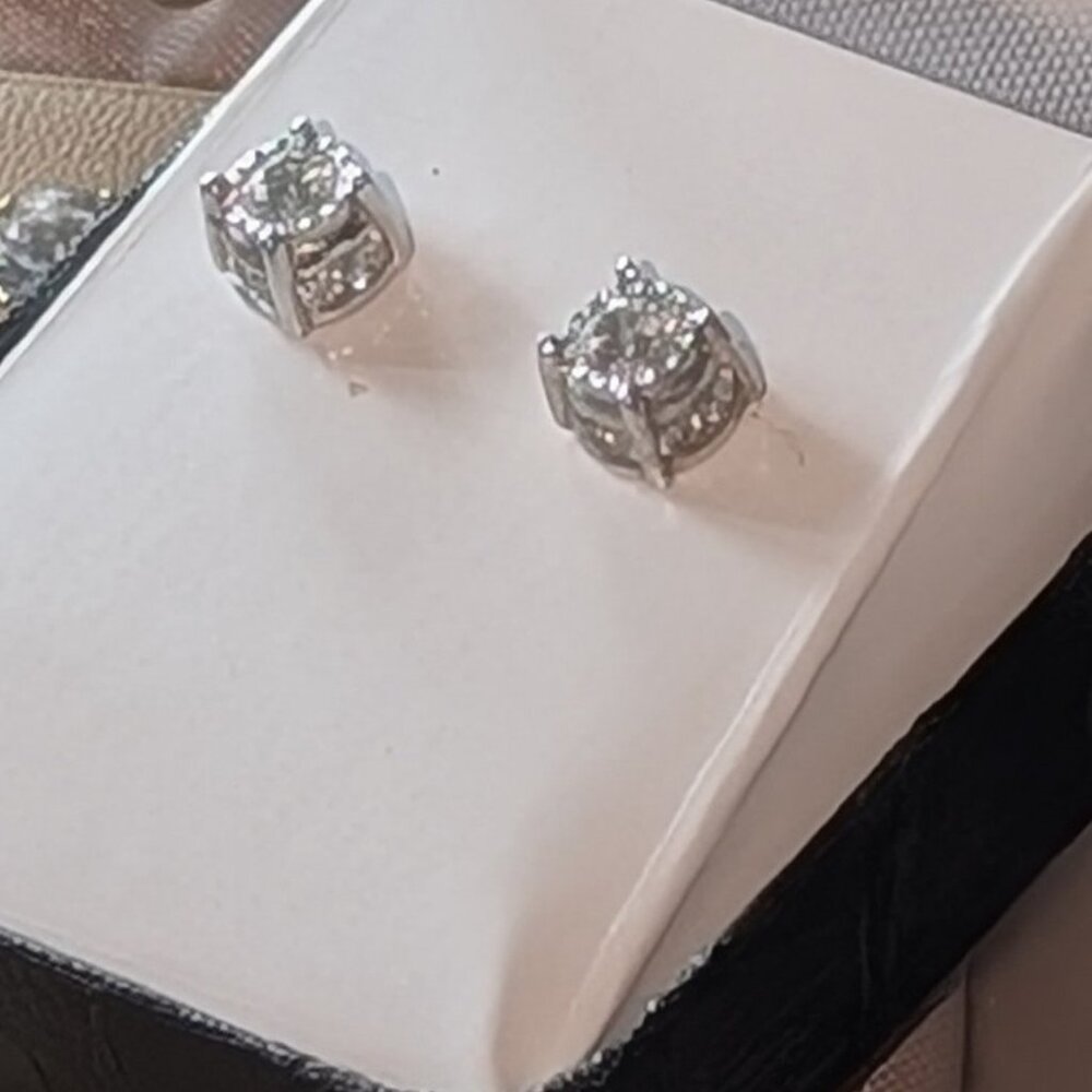 14 KT Whte Gold Earrings with Diamonds, total Est. weight Minimum .95 Carat